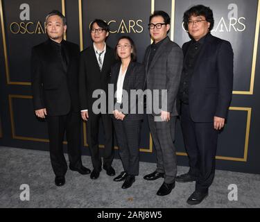 27. Januar 2020, Hollywood, Kalifornien, USA: Ha-jun Lee, Yang Jin-mo, Kwak Sin-ae, Jin Won Han und Bong Joon-ho nehmen an den 92. Oscar-Nominierten Luncheon im Ray Dolby Ballroom. (Bild: © Billy Bennight/ZUMA Wire) Stockfoto