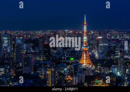 Das nächtliche Stadtbild Tokios wird vom Tokyo Tower dominiert, dem berühmtesten Wahrzeichen der Stadt, Japan Stockfoto