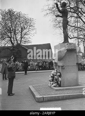 General Charles Foulkes, der kanadische Befreier der Niederlande, besuchte Wageningen. Am nationalen Befreiungsdenkmal im Hotel de Wereld Anmerkung: Der Designer des Denkmals ist Han Richters Datum: 16. April 1953 Standort: Gelderland, Wageningen Schlüsselwörter: Soldaten, Offiziere, Kriegsdenkmale, Zweiter Weltkrieg Personname: Foulkes, Charles Stockfoto