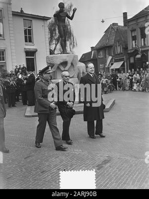 General Charles Foulkes (l), der kanadische Liberator der Niederlande, besuchte Wageningen. Am National Liberation Monument im Hotel de Wereld Anmerkung: Der Designer des Denkmals ist Han Richters Datum: 16. April 1953 Ort: Gelderland, Wageningen Schlüsselwörter: Soldaten, Offiziere, Kriegsmonumente, Statuen, Personname Des Zweiten Weltkriegs: Foulkes, Charles Stockfoto