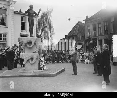 General Charles Foulkes, der kanadische Befreier der Niederlande, besuchte Wageningen. Am National Liberation Monument im Hotel de Wereld Anmerkung: Der Designer des Denkmals ist Han Richters Datum: 16. April 1953 Ort: Gelderland, Wageningen Schlüsselwörter: Soldaten, Offiziere, Kriegsmonumente, Statuen, Personname Des Zweiten Weltkriegs: Foulkes, Charles Stockfoto