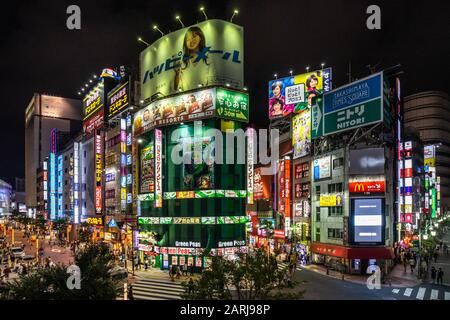 Shinjuku ist ein geschäftiges Viertel Tokios, berühmt für Neonschilder und Lichter von Geschäften, Einkaufszentren und Restaurants. Tokio, Japan, August 2019 Stockfoto