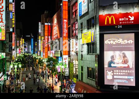 Shinjuku ist ein geschäftiges Viertel Tokios, berühmt für Neonschilder und Lichter von Geschäften, Einkaufszentren und Restaurants. Tokio, Japan, August 2019 Stockfoto