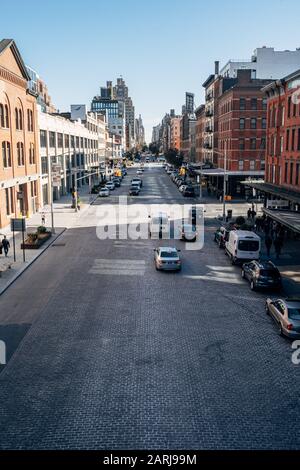 Straßenverkehr und Gebäude im Chelsea Borough in Manhattan Stockfoto