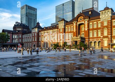 Fassade aus rotem Backstein bei Sonnenuntergang der Tokioter Station auf der Marunouchi-Seite. Der Bahnhof Tokio wurde 1914 im europäischen Stil erbaut Stockfoto