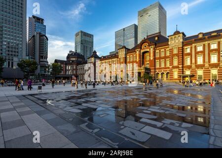 Fassade aus rotem Backstein bei Sonnenuntergang der Tokioter Station auf der Marunouchi-Seite. Der Bahnhof Tokio wurde 1914 im europäischen Stil erbaut Stockfoto