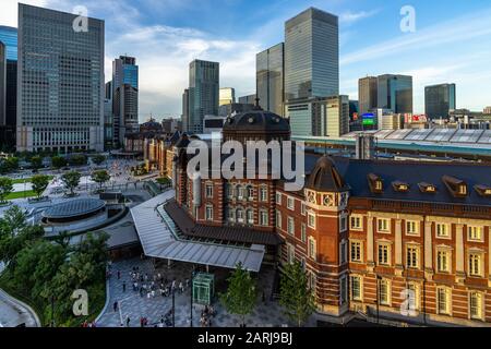 Blick auf den Bahnhof Tokio. Der Bahnhof Tokio wird von den Schnellbahnlinien von Shinkansen bedient und ist der wichtigste innerstädtische Bahnterminal Tokios Stockfoto