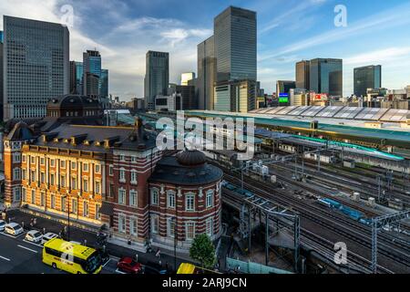 Blick auf den Bahnhof Tokio. Der Bahnhof Tokio wird von den Schnellbahnlinien von Shinkansen bedient und ist der wichtigste innerstädtische Bahnterminal Tokios Stockfoto