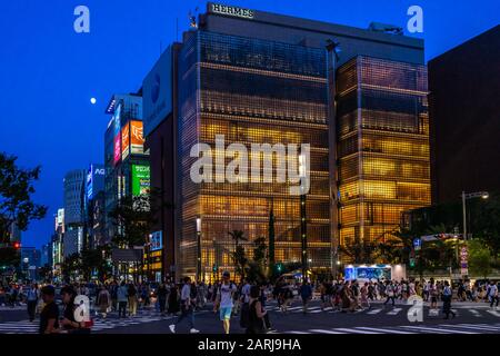 Maison Hermes Flagshipstore im luxuriösen Stadtteil Ginza in der Nacht. Tokio, Japan, August 2019 Stockfoto