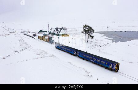 Corrour, Schottland, Großbritannien. Januar 2020. Ein Scotrail-Zug fährt am Bahnhof Corrour auf dem Weg von Glasgow nach Mallaig auf der West Highland Line durch starken Schnee. Der Bahnhof Corrour ist mit einer Höhe von 1338 Fuß über dem Meeresspiegel die höchste Eisenbahn Großbritanniens. Iain Masterton/Alamy Live News. Stockfoto