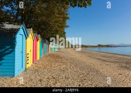 Bunte Strandhütten Llanbedrog die Halbinsel Llyn Wales zwischen Pwllheli und Abersoch Stockfoto