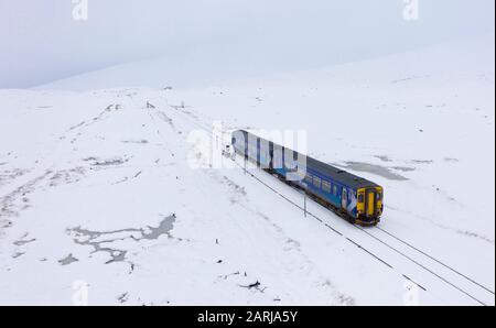 Corrour, Schottland, Großbritannien. Januar 2020. Ein Scotrail-Zug fährt bei Corrour auf dem itÕs-Weg von Glasgow nach Mallaig auf der West Highland Line durch starken Schnee. Der Bahnhof Corrour ist mit einer Höhe von 1338 Fuß über dem Meeresspiegel die höchste Eisenbahn Großbritanniens. Iain Masterton/Alamy Live News. Stockfoto