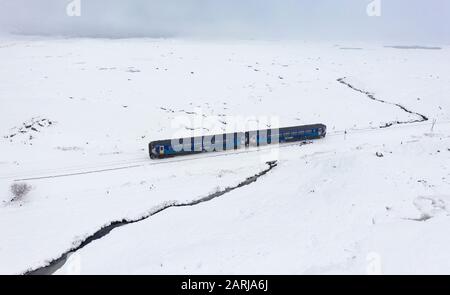 Corrour, Schottland, Großbritannien. Januar 2020. Ein Scotrail-Zug fährt bei Corrour auf dem itÕs-Weg von Mallaig nach Glasgow auf der West Highland Line durch starken Schnee. Der Bahnhof Corrour ist mit einer Höhe von 1338 Fuß über dem Meeresspiegel die höchste Eisenbahn Großbritanniens. Iain Masterton/Alamy Live News. Stockfoto