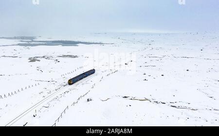 Corrour, Schottland, Großbritannien. Januar 2020. Ein Scotrail-Zug fährt bei Corrour auf dem itÕs-Weg von Mallaig nach Glasgow auf der West Highland Line durch starken Schnee. Der Bahnhof Corrour ist mit einer Höhe von 1338 Fuß über dem Meeresspiegel die höchste Eisenbahn Großbritanniens. Iain Masterton/Alamy Live News. Stockfoto