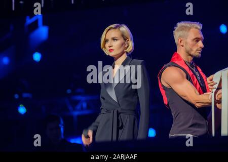 Die berühmte russische Sängerin Polina Gagarina singt vor den Teilnehmern des Wirtschaftsforums Stockfoto
