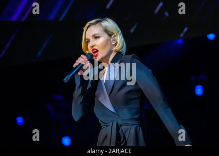 Die berühmte russische Sängerin Polina Gagarina singt vor den Teilnehmern des Wirtschaftsforums Stockfoto