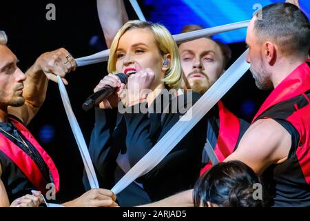 Die berühmte russische Sängerin Polina Gagarina singt vor den Teilnehmern des Wirtschaftsforums Stockfoto