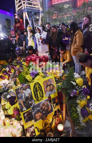 Los Angeles, Kalifornien, USA. Januar 2020. Fans versammeln sich in einem Denkmal für den ehemaligen NBA-Spieler Kobe Bryant bei L.A. Live, außerhalb des Staples Centers. Die Fans hinterließen Blumen, Notizen, Fotos und Kerzen, um seinen Tod zu beklagen. Kredit: Catherine Bauknecht/ZUMA Wire/Alamy Live News Stockfoto