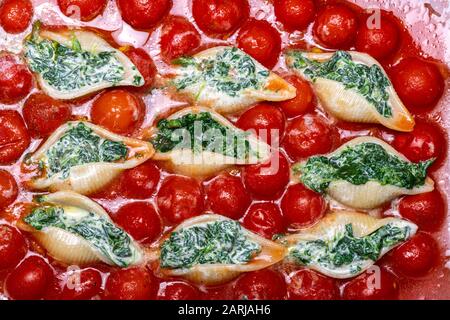 Italienische Conchiglino-Pasta mit Spinat Stockfoto