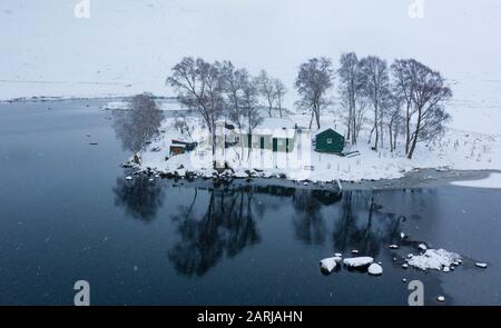 Loch Ossian, Schottland, Großbritannien. Januar 2020. Blick auf die schneebedeckte Landschaft von Loch Ossian und Loch Ossian Youth Hostel in Highland Region. Am Dienstag fiel der Schnee in der Gegend kontinuierlich auf eine Tiefe von 8 Zoll. Iain Masterton/Alamy Live News Stockfoto