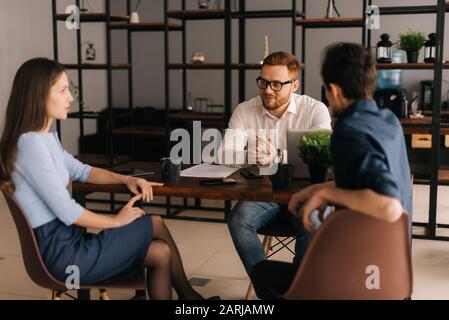 Eine Gruppe fokussierter Designer, die gemeinsam ein Treffen führen Stockfoto