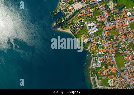 Luftbild Comer See, Dongo, Italien. Die Küste wird von blauem türkisfarbenem Wasser gewaschen Stockfoto