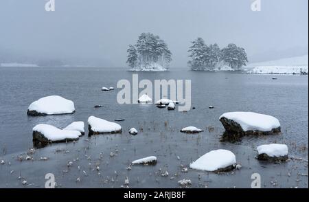 Loch Ossian, Schottland, Großbritannien. Januar 2020. Blick auf die schneebedeckte Landschaft von Loch Ossian in der Highland Region. Am Dienstag fiel der Schnee in der Gegend kontinuierlich auf eine Tiefe von 8 Zoll. Iain Masterton/Alamy Live News Stockfoto