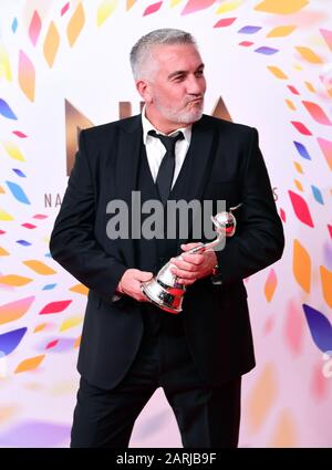 Paul Hollywood mit dem Challenge Award im Presseraum während der National Television Awards in der Londoner O2 Arena. Stockfoto