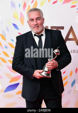 Paul Hollywood mit dem Challenge Award im Presseraum während der National Television Awards in der Londoner O2 Arena. Stockfoto