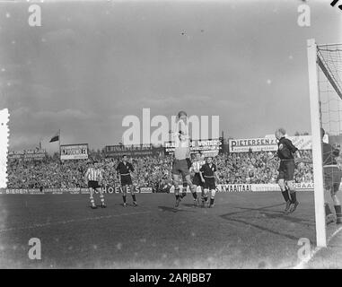 Fußball Sparta gegen HBS, Spielmoment Datum: 18. Oktober 1953 Ort: Rotterdam, Zuid-Holland Schlagwörter: Sport, Fußball Stockfoto