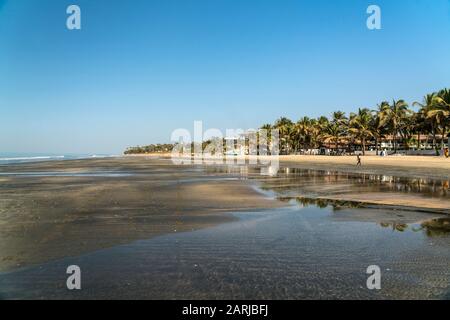 Der breite Strand von Kotu bei Ebbe, Kotu, Kanifing, Serekunda, Gambia, Westafrika, Broad Kotu Beach bei Ebbe, Kotu, Kanifing, Serekunda, Gambia Stockfoto