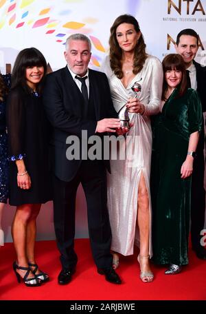 Paul Hollywood mit dem von Caitlyn Jenner überreichten Challenge Award im Presseraum bei den National Television Awards in der Londoner O2 Arena. Stockfoto