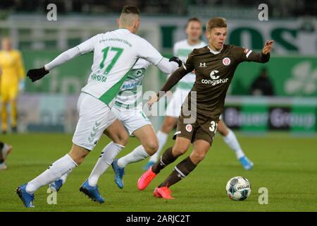 28. Januar 2020, Bayern, Fürth: Fußball: 2. Bundesliga, SpVgg Greuther Fürth - FC St. Pauli, 19. Spieltag im Sportpark Ronhof. Branimir Hrgota aus Fürther spielt gegen den Finnen Ole Becker (l-r) aus Pauli. Foto: Timm Schamberger / dpa - WICHTIGER HINWEIS: Gemäß den Vorschriften der DFL Deutsche Fußball Liga und des DFB Deutscher Fußball-Bund ist es verboten, im Stadion und/oder aus dem fotografierten Spiel in Form von Sequenzbildern und/oder videoähnlichen Fotoserien auszunutzen oder auszunutzen. Stockfoto