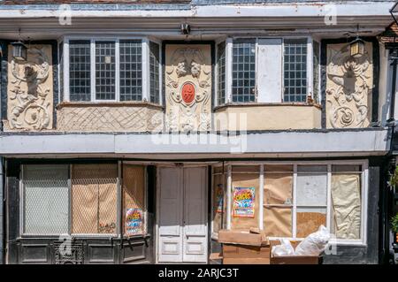 Geschlossenes und leerstehendes historisches Gebäude in Faversham, früher Gullivers Haustiergeschäft. Stockfoto