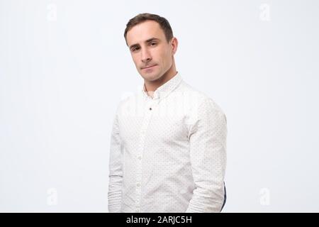 Selbstbewusster, reifer italienischer Mann, der zuversichtlich auf die Kamera blickt. Professioneller Kerl und Teamleiter. Studio gedreht Stockfoto