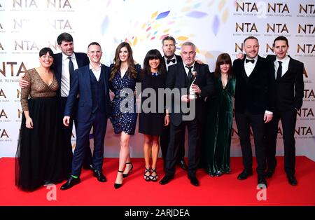 Der Gewinner des Best Challenge Show Award, Paul Hollywood (Zentrum) des Great British Beake Off im Presseraum bei den National Television Awards in der Londoner O2 Arena. Stockfoto