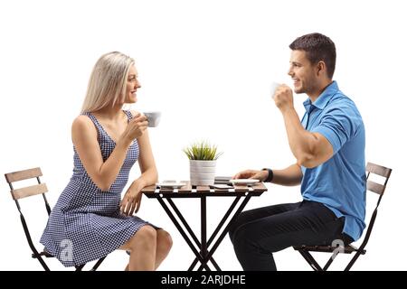 Ein Paar trinkt Kaffee in einem Café, das auf weißem Hintergrund isoliert ist Stockfoto