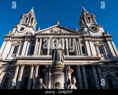 Statue der Königin Anne, St Paul's Churchyard, Westfront der St Pauls Cathedral, City of London, England, Großbritannien, GB. Stockfoto