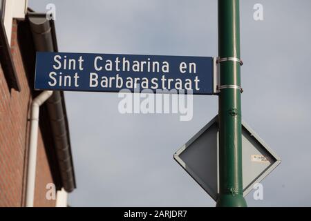 Straßenschild mit Namen von Heiligen in den Niederlanden Stockfoto