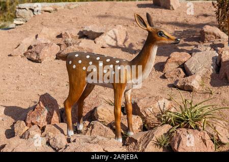 Katta Turk, Usbekistan - 18. Oktober 2019: Statue eines jungen sika-hirsches auf der Seite der Straße. Stockfoto