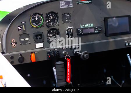 Cockpit eines kleinen Elektroflugzeugs ok-wau 08, Prag, Tschechien, November 2019 Stockfoto