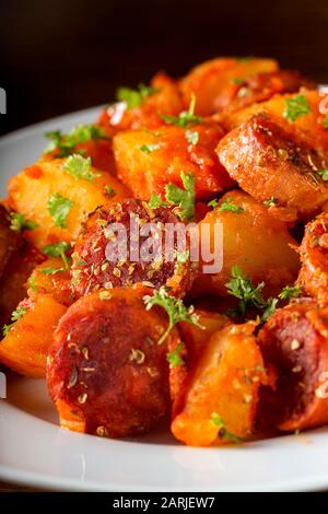Kartoffeln eintauen mit Wurst und Kräutern aus Schweinefleisch Stockfoto
