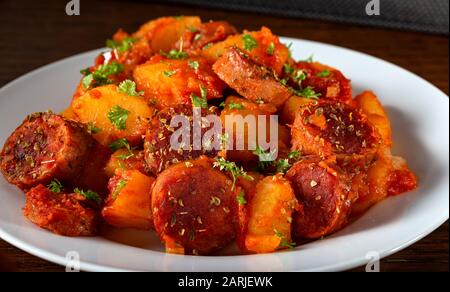 Kartoffeln eintauen mit Wurst und Kräutern aus Schweinefleisch Stockfoto