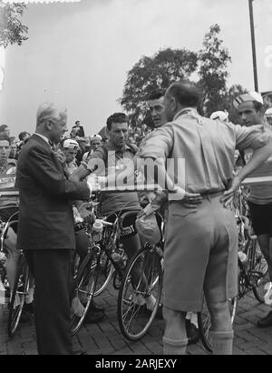 Tour de France, Abfahrt von Amsterdam, Start in Haagseweg. Goddet (rechts) im Gespräch mit Bürgermeister d' Ailly (links) und Louison Bobet Datum: 8. Juli 1954 Ort: Amsterdam, Noord-Holland Schlüsselwörter: Bürgermeister, Sport, Radsport persönlicher Name: Bobet, Louison, Ailly, Arnold Jan d', Goddet, Jacques Stockfoto