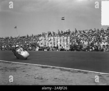 TT-Rennen Assen, Werner Haas (Sieger 250cc NSU) Datum: 10. Juli 1954 Schlagwörter: Gewinner Personenname: Haas, Werner Stockfoto
