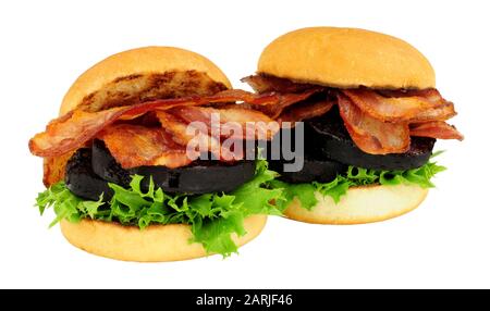 Gebratener Speck und Sandwichrollen mit schwarzem Pudding und Salat, isoliert auf weißem Hintergrund Stockfoto