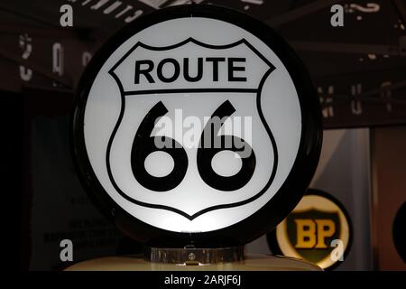 Farbfoto der Kraftstoffpumpen im Vintage-Look Stockfoto