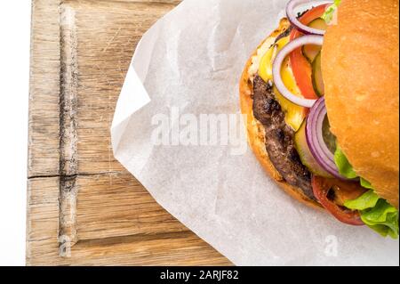 Großer schmackhafter hausgemachte Burger auf einem Holzbrett. Flache Oberansicht mit Kopierbereich für Ihren Text Stockfoto