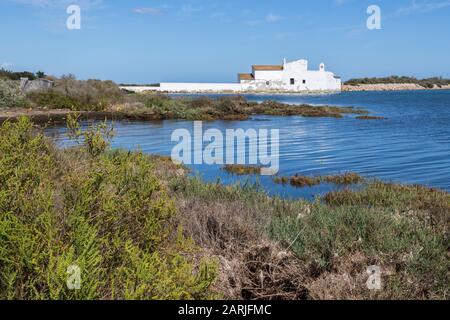 Gezeitenmühle, Moinho de Stute, Gezeitenmühle, Quinta de Marim, Naturpark Ria Formosa, Algarve, Portugal Stockfoto