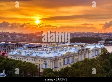 Blick von der über die Präsidentenbibliothek, den Fluss Neva und den Vasileostrovski-Distrikt bei Sonnenuntergang. Sankt Petersburg, Russland. Stockfoto